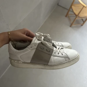 Valentino skor  - Snygga valentino skor! Super snygga och sköna, går att göra renare 💓💓