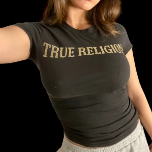 True religion t shirt  - Glittrig T shirt från true religion! Glittret är i guld! Hör av dig om du har några frågor!💕