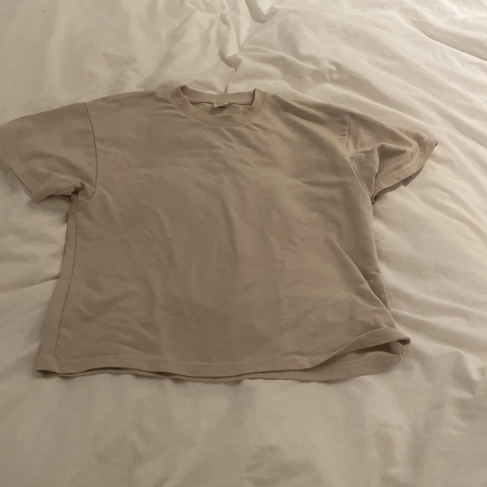 En beige Lindex tröja i storlek 146-152. Den är lite större i srorleken💕. T-shirts.