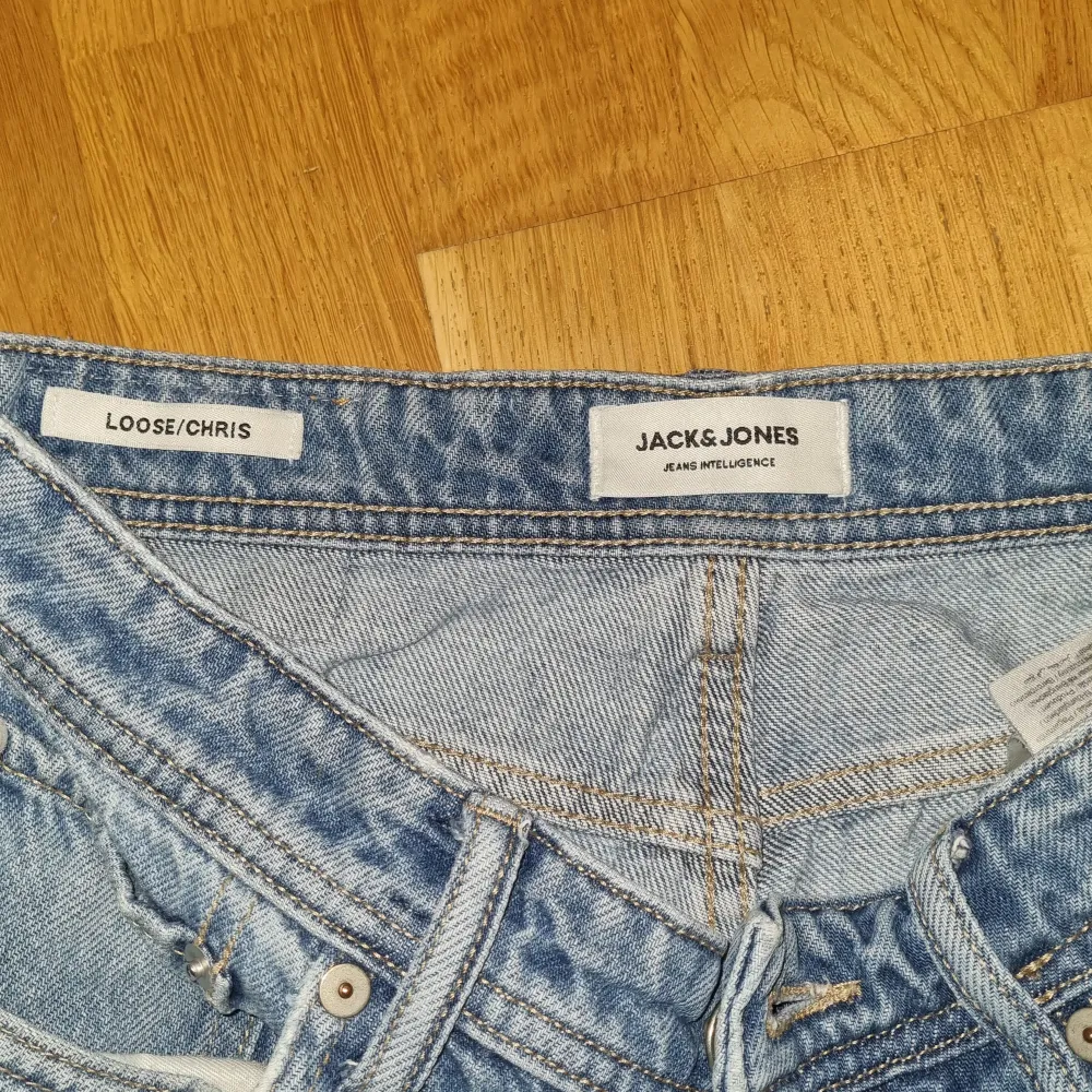 Jack and Jones Jeans modellen Loose/Chris vilket är en modell som sitter på löst. Dessa byxor är i ett fint skick! Fråga efter fler bilder om du önskar! . Jeans & Byxor.