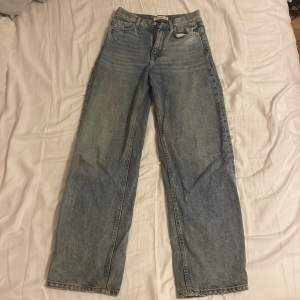 Högmidjade jeans från pull and bear som sitter riktigt smickrande. Använda en del men fortfarande väldigt bra skick utan några synliga defekter. Säljer pga dom blivit för små💕