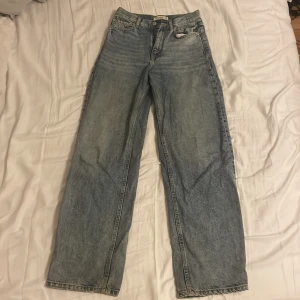 Jeans pull and bear - Högmidjade jeans från pull and bear som sitter riktigt smickrande. Använda en del men fortfarande väldigt bra skick utan några synliga defekter. Säljer pga dom blivit för små💕