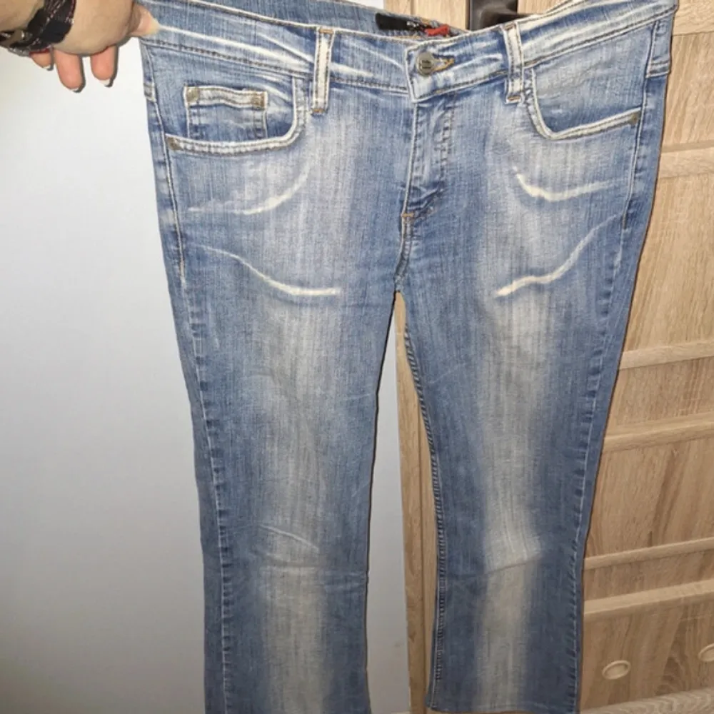 Köpt på vinted men de passade inte i storleken ❤️ jättefina trendiga jeans 😊 små fläckar på en av fickorna men de syns ej! Storlek XXS/29 . Jeans & Byxor.