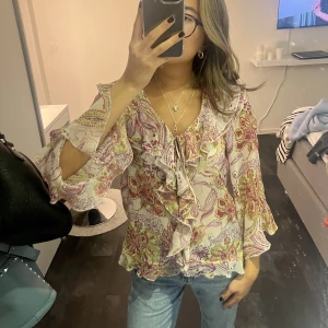 Mönstrad blus - Jätte fin mönstrad blus från zara, slutsåld på hemsidan. Använd fåtal gånger och är i jätte bra skick, som ny inprincip. Frakt tillkommer på 54kr