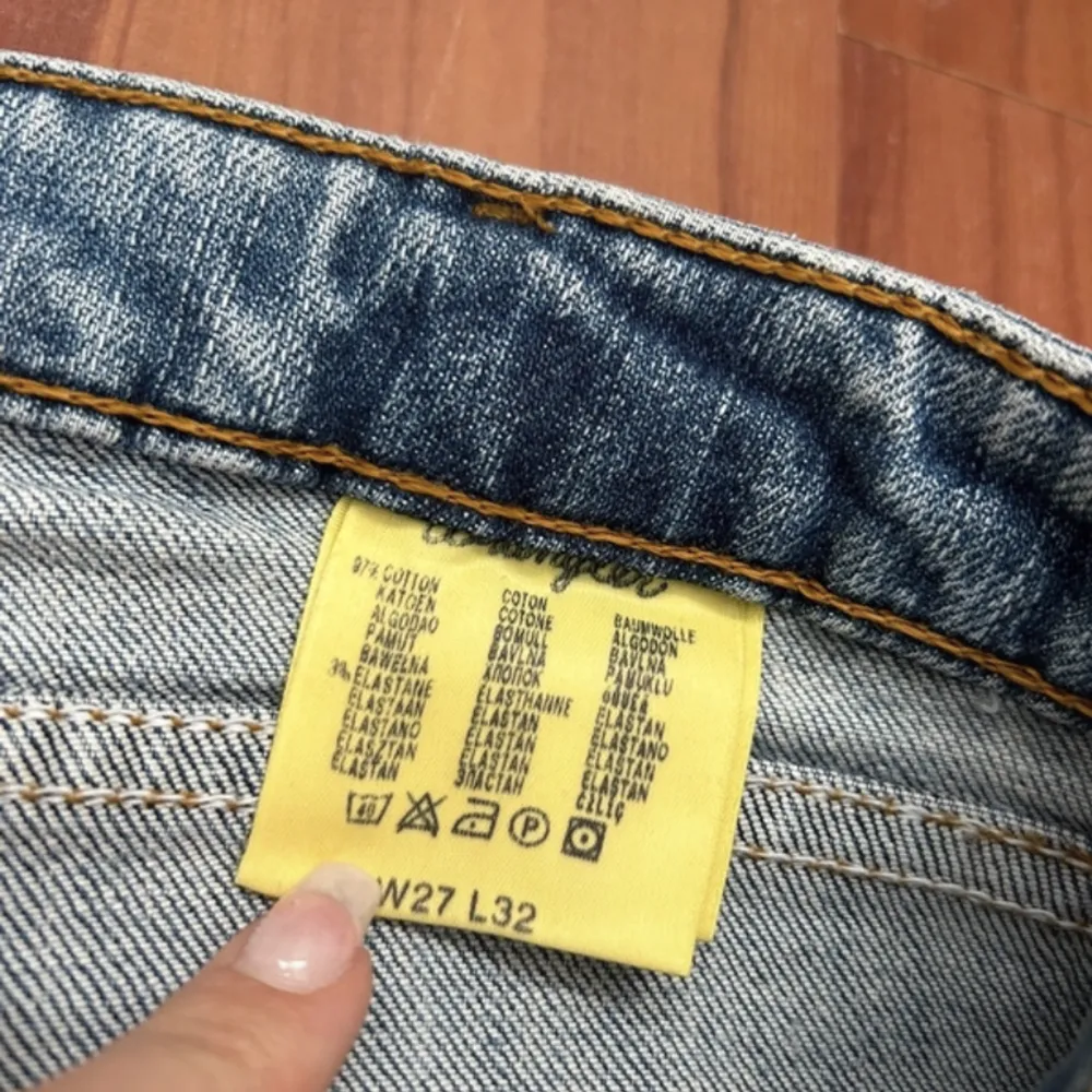 Säljer dessa jeans som tyvärr va för små för mig. Bra skick. Skriv om du har frågor. Jeans & Byxor.