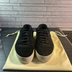 Axel Arigato plattform  - Säljer dessa Arigato skor storlek 45 välvårdade med bra skick, original påse medföljer. 