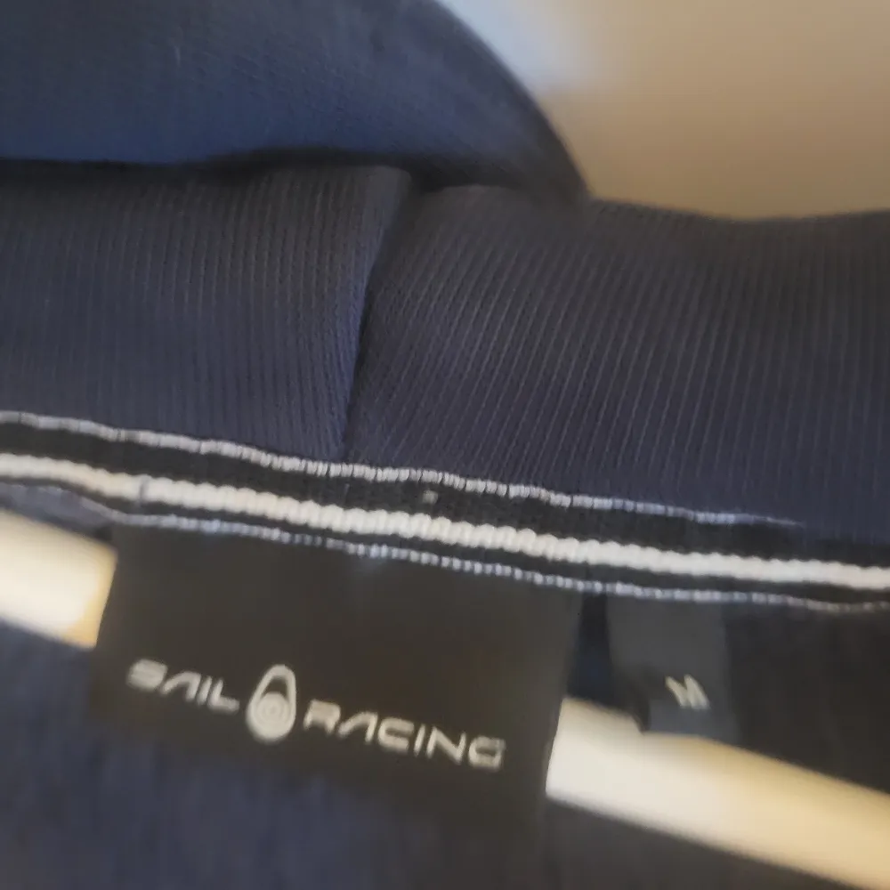 Sail racing zip hoodie storlek m. 3 fickor varav 1 med dragkedja på framsidan. . Hoodies.