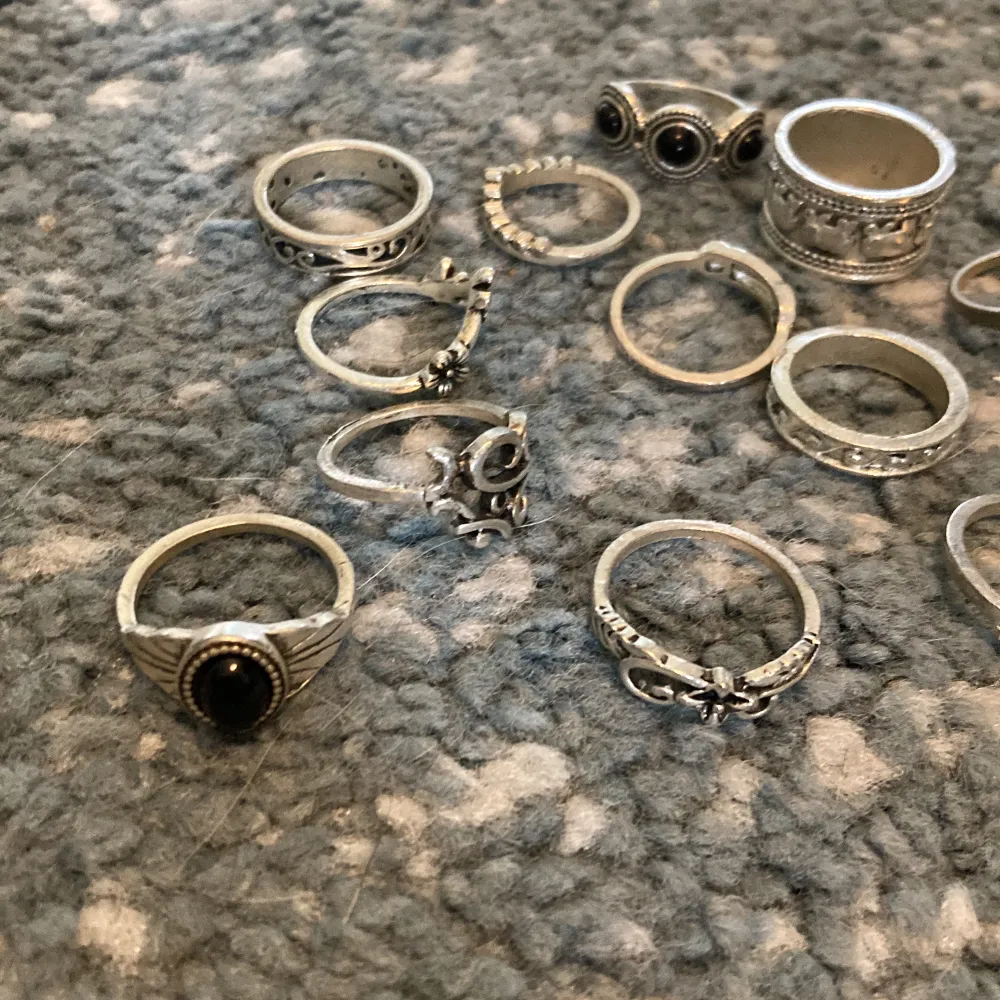 12 olika ringar, kan bara köpa alla tillsammans. Inte äkta silver.. Accessoarer.
