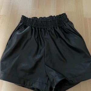 Skinn shorts  - Jätte snygga skinn shorts. Aldrig använda. Köpta utomlands. 