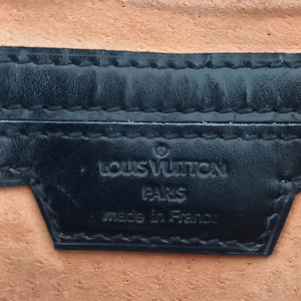 Säljer nu min stephen sprouse x Louis Vuitton väska. Den är sliten och gammal, därav priset. Kan postas om köparen står för frakten. Kan oxå hämtas upp i Huddinge/Stockholm.. Väskor.