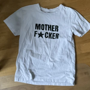 handmålad tahirt graphic - handmålad tshirt - lite wonky text men håller i tvätt👍