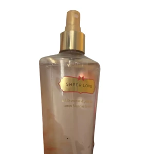 Victoria’s secret bodymist - Victoria’s secret bodymist i doften SHEER LOVE doftar jättegott 150 ml knappt använd men kork finns ej  