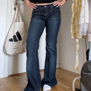 Utsvängda Ralph Lauren jeans - Ralph lauren jeans köpta second hand, knappt använda av mig. Bra skick, men säljer pga för långa på mig, 164 cm. Midjemått tvärs över 37 cm, innerbenslängd 76 cm. Ställ gärna frågor 💕💕