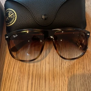Rayban boyfriend  - Tjena, säljer nu mina nästan helt nya raybans som ja köpte bara för någon vecka sen och säljer nu pga att jag hittade ett par som jag tyckte var snyggare och då jag tagit bort tagen på glajorna som gör så att jag ej kan lämna tbx d! Köpta för 1200!