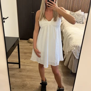 Sommarklänning  - Söt vit sommarklänning skön att ha på sig och passar vardag och att klä upp☺️ med justerbara band