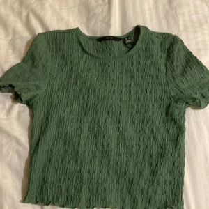 Grön topp  - Grön topp från Vero moda, säljer då den inte passar mig