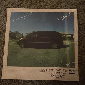 Kendrick Lamar Vinyl - Superbra skick då den endast har används som prydnad. Köpt för ca 400kr på Bengans (Det är även deluxe albumet). Men säljer den för ett billigare pris då jag vill bli av med den! 