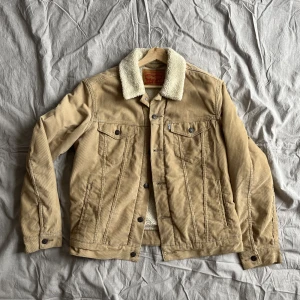 Levi’s manchesterjacka - Fodrad manchesterjacka från Levi’s i fint skick. Varm som tusan! Storlek M
