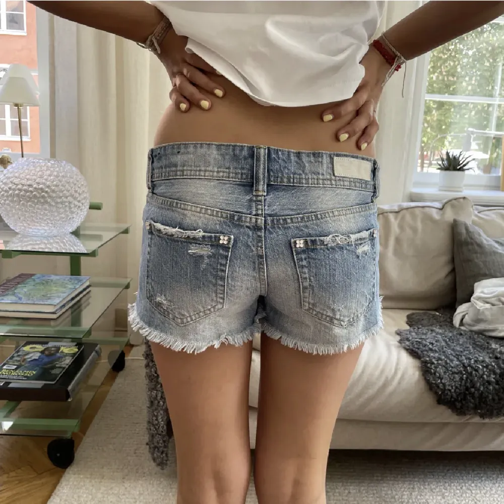 Super coola jeans shorts med snygga detaljer. Har gjort en till reva, se sista bilden! 💕. Jeans & Byxor.