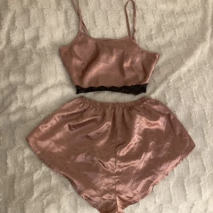 Pyjamasset - Säljer detta fina pyjamasset från shein på grund av att det inte kommer till användning. Endast använd fåtal gånger. Osäker på storlek men skulle säga att den sitter som S.