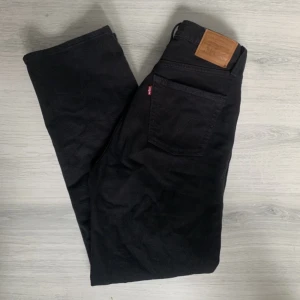 Levi’s jeans - Modellen ribcage straight i st 26. Använda men i fint skick💖köparen står för frakten