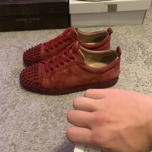 Louboutins  - Säljer nu dessa röda loubs i väldigt bra skick! Självklart äkta! Skorna är storlek 43 men kan passa 44. Mockan är i bra skick och alla spikes är kvar. Tyvärr medföljer icke box eller kvitto! Legitcheck kan fixas! Och jag är del ägare av decreaseshop på IG