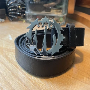 Bladee good luck belt  - Bladee x Mechatok Good luck belt  -Endast 500 gjorda -Skick 9/10   Gått för 200 USD på Grailed   -Använd gärna köp nu-   