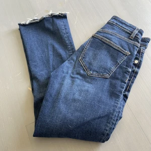 Zara jeans - Jeans från Zara. Ankelkorta. Stl.34, hög midja och stretch. Fint skick.