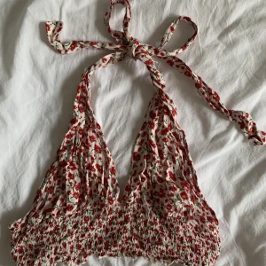 Blommig topp - Superfin blommig topp som knyter själv och har resår runt midjan