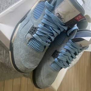 Air Jordan 4 Retro UNIVERSITY BLUE/BLACK BLEU CAROLINA/GRIS TECH/NORI   Skorna är använda senast i 2021 säljer för jag har växt ur dom. Skick 6-10