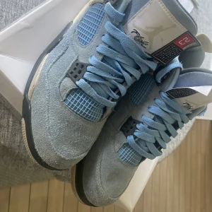 Air Jordan 4 Retro  - Air Jordan 4 Retro UNIVERSITY BLUE/BLACK BLEU CAROLINA/GRIS TECH/NORI   Skorna är använda senast i 2021 säljer för jag har växt ur dom. Skick 6-10