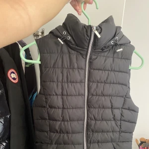 Svart Zara väst  - Säljer min svarta korta väst med silver detaljer från Zara. Använd endast en gång.