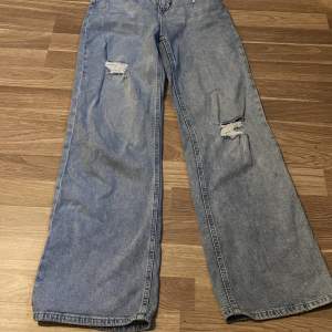 Baggy ljusa jeans från HM med slitage  Passar storlek S-M 
