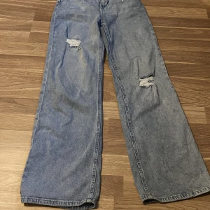 Baggy ljusa jeans HM  - Baggy ljusa jeans från HM med slitage  Passar storlek S-M 