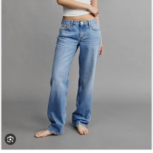 Low straight jeans Ginatricot - Säljer ett par blåa Low straight jeans från ginatricot då de är för stora för mig. Knappt använda så väldigt bra skick. Ordninarie pris 499kr.