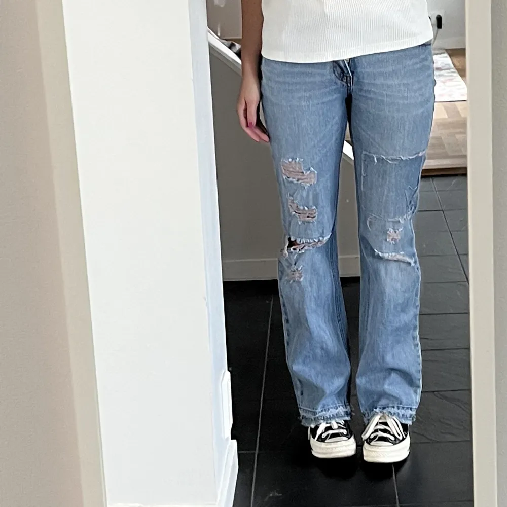 Supercoola utsvängda jeans från Örjan Andersson med snygga detaljer. Säljer då de tyvärr blivit för små. Jag är 163!!. Jeans & Byxor.