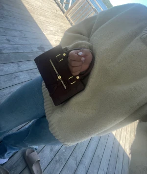 Handväska - Super söt mini handväska som ändå rymmer lite!🤎🤎vet inte vart väskan kommer ifrån så jag köpt den secondhand. Skriv för mer bilder