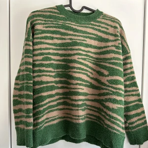 Jumper with tiger stripes - Färg: beige/grön Storlek: S