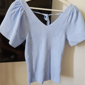 Super fin blå ribbad topp från only  - Säljer en super fin ljusblå ribbad topp från only strl M men är mer som en xs/small (liten i strl) endast provad & upptvättad 100:-