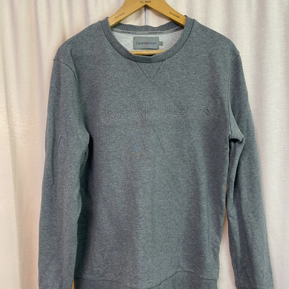 Hej! Säljer nu min gråa Calvin Klein sweatshirt då den inte kommer till användning längre! Storleken är L och jag säljer den för 150kr!!. Tröjor & Koftor.