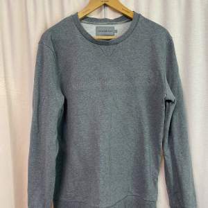 Hej! Säljer nu min gråa Calvin Klein sweatshirt då den inte kommer till användning längre! Storleken är L och jag säljer den för 150kr!!
