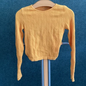 Gul topp💛 - Gul långärmad topp i stretchigt material💕 Helt oanvänd!! Mycket bra skick🩷
