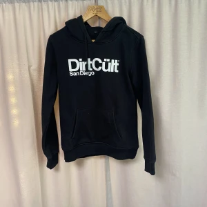 Svart hoodie - Hej! Säljer nu min systers dirtcult hoodie då hon inte vill ha den längre storleken är L i damstorlek men skulle säga den är mindre i storleken!