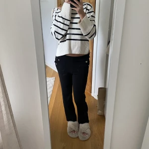 Kostymbyxor - Svarta byxor som tyvärr är för små för mig, vet inte riktigt vad modellen heter men de liknar kostymbyxor och är stretchiga, skulle säga att de sitter som xxs🥰