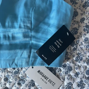 Topp - Helt ny topp från Margaux Dietz x NA-KD.  Ni ser en bild på hur den rosa sitter på. Dock denna är färgen blå.