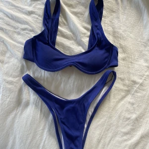 Bikini - Säljer denna superfina bikinin i storlek S pågrund av att den är lite för liten för mig. Den har uttagbar vaddering och har dubbelt tyg över hela, så den är inte genomskinlig någonstans. Bilinitrosan sitter fint och men har ganska lite täckning.