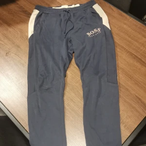 Hugo boss Mjukis - Ett par Hugo Boss mjukis för män storlek M. Använt skick men inga skador. 