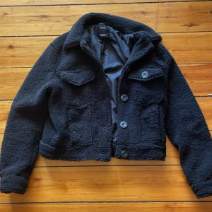 Cropped teddy jacka  - Cropped teddy jacka från Bershka. Storlek xs oanvänd 