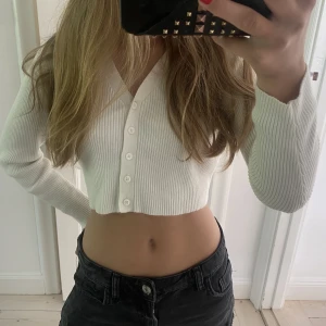 Kort kofta  - Säljer denna ribbstickade vita koftan från Lindex i storlek 134-140 men passar även ca. Den som ny 🤍 vid intresse/frågor skriv privat