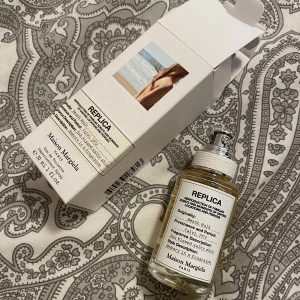 Replica Beach Walk - Replicas supergoda doft Beach Walk! Vill du lukta som saltade karameller på en strand? Då är detta parfymen för dig! Endast använt en gång så flaskan är i princip full och jag säljer då jag inte använder den längre. Fast pris‼️